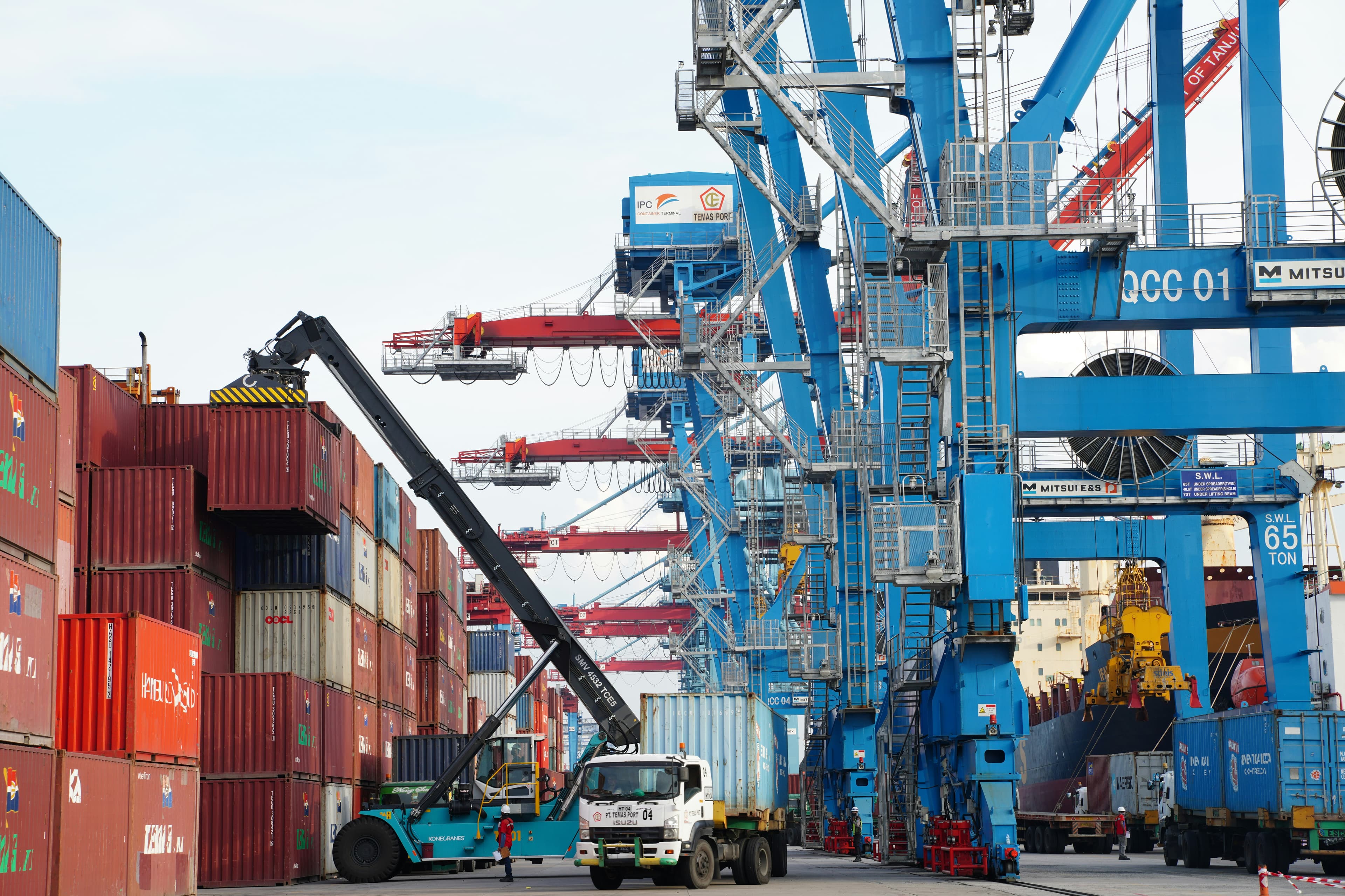 Truk logistik pengiriman barang